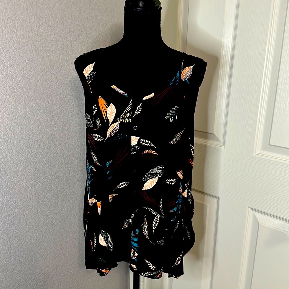 Torrid Black Feather Pattern Top - Size 2/2X